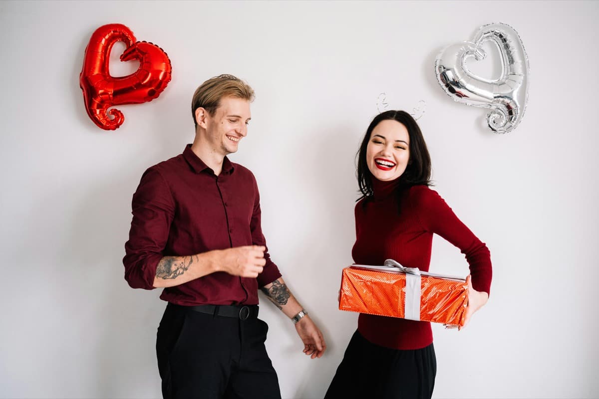 Last-minute anniversary gift ideas you can give tonight — from personalized digital gifts to same-day experiences